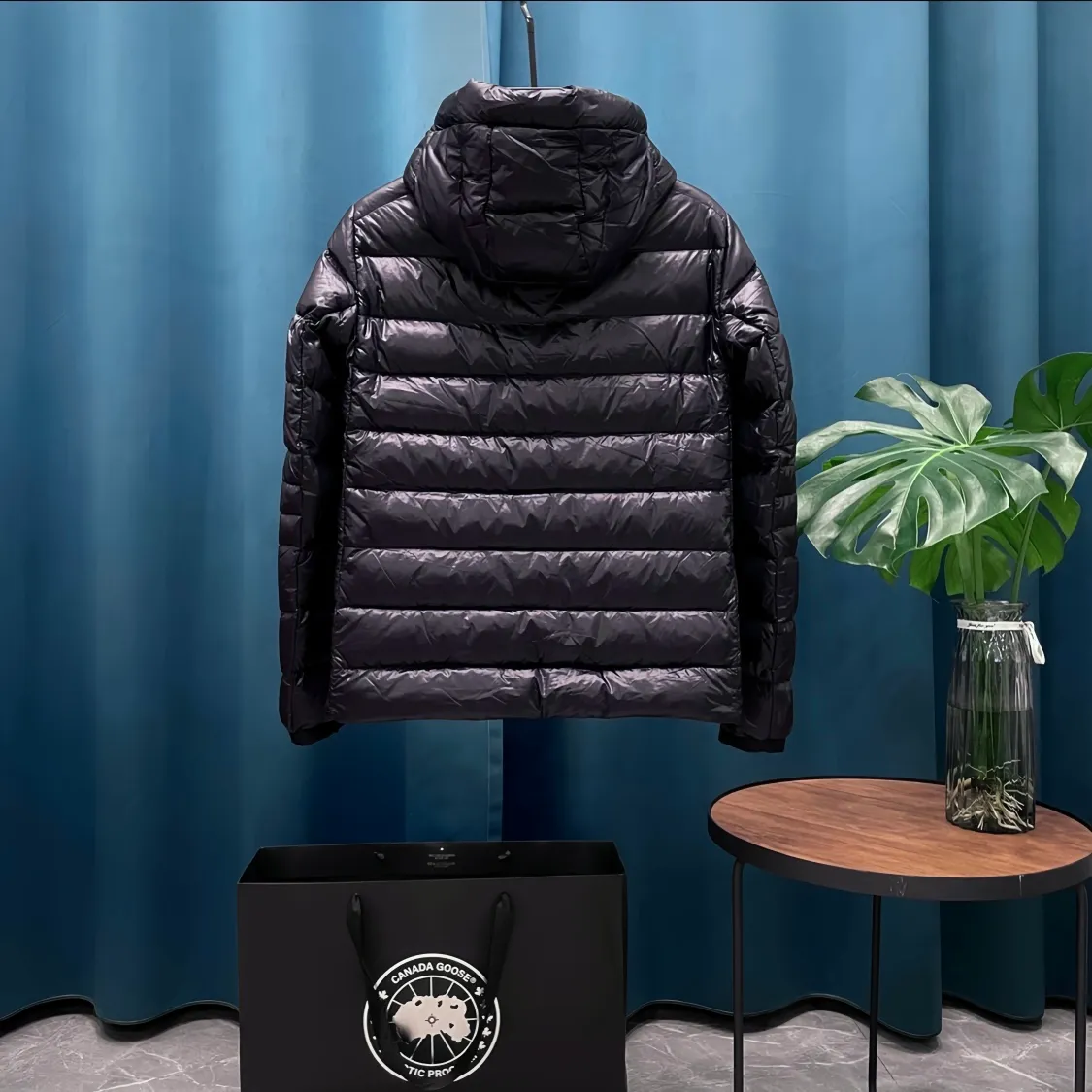 P760 Canada🦢➡️Canada Goose lightweight hooded down jacket has always been recognized as the warmest down jacket. Various Instagram celebrities, Internet celebrities, and celebrities often wear it for street photos. I do Canada Goose every year, but I still can’t get rid of my love for the geese. No matter how cold the weather is, there is no need to be afraid, because there are geese! Filled with 90% white duck down, Canada Goose is the legendary warmest down jacket and is known as a must-have for Arctic outdoor sports! The most popular down jacket in the world, celebrities are rushing to buy it, it is a must-have!  Same style for men and women